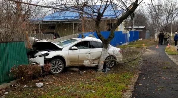 В Невинномысске убегавший от полицейских преступник на иномарке врезался в забор